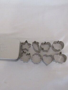 The Pampered Chef Creative Cutters Set in Tin 8 Piece